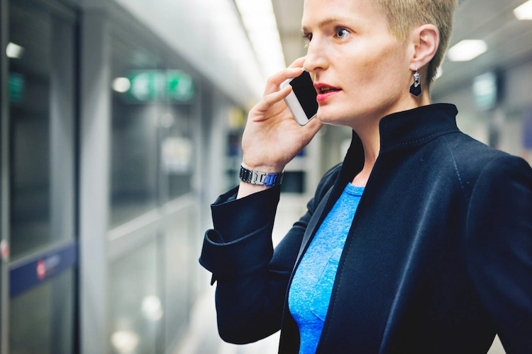 woman on phone with bank explaining lost checkbook what to do
